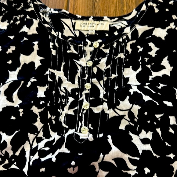 Jones New York linen petite small black and white floral crop sleeve top - Picture 4 of 5